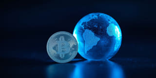 Se muestra una criptomoneda como parte de los mercados financieros globales más amplios
