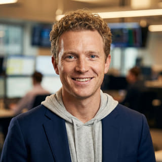 Imagen de perfil de Ryan Brooks, quien aparece como Analista Principal de Trading en Sosiego Dotalencia